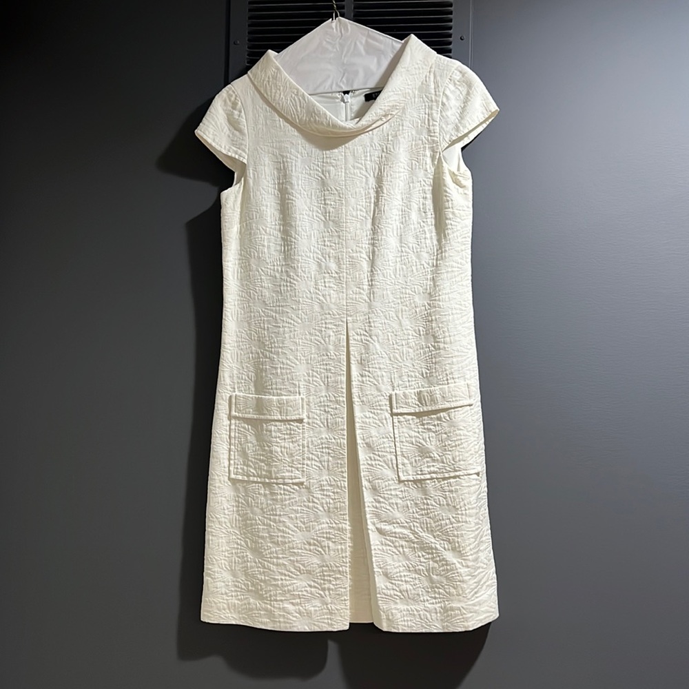 Et Cetera ladies white cap sleeve dress. Size 2. Zip closure.
